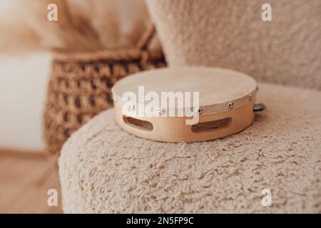 Le mani autentiche e candide dell'uomo afroamericano sul tamburello sono suonate dal ritimista durante il tempo di relax. Vita domestica multietnicità musicante maschile i Foto Stock