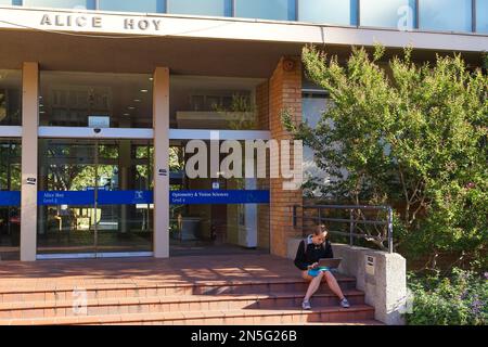 Melbourne, Victoria, Australia - 06 Apr 2014: Una studentessa che siede fuori dall'edificio Alice Hoy dell'Università di Melbourne, Victoria, Australia Foto Stock