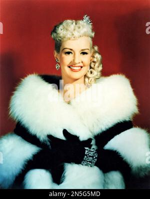 BETTY GRABLE colore ritratto in pelliccia bianca cappotto circa 1945 pubblicità per il ventesimo secolo Fox Foto Stock
