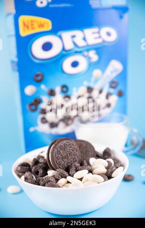 Oreo Flavored colazione cereali, bianco e nero secco anelli colazione. Tazza con deliziosa colazione e latte. Riprese FullHD di alta qualità Foto Stock