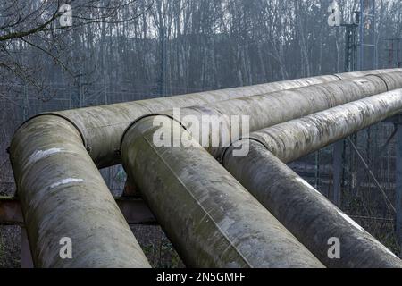 vista di 3 grandi tubi di metallo per teleriscaldamento uno accanto all'altro Foto Stock