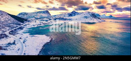 Incredibile vista invernale dal drone volante di Vik Beach. Colorata scena mattutina delle isole Lofoten. Spettacolare alba in Norvegia, Europa. Mare norvegese Foto Stock