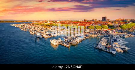 Splendido tramonto estivo nel porto di grado, piccolo paese situato tra Venezia e Trieste. Spettacolare stagione serale del mare Adriatico. Concetto di viaggio bac Foto Stock