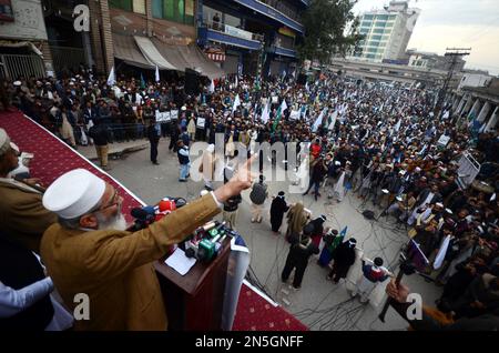 Peshawar, Pakistan. 08th Feb, 2023. I sostenitori del partito politico islamico Jamaat-e-Islami partecipano durante una marcia di pace per chiedere maggiore sicurezza alle persone dopo un recente attentato suicida ad una moschea, a Peshawar, Pakistan, il 8 febbraio 2023. Il bilancio delle vittime dell'attentato suicida del 30 gennaio è stato rivisto a 84 dall'ispettore generale della polizia KPK Moazzam Jah il 02 febbraio. (Foto di Hussain Ali/Pacific Press/Sipa USA) Credit: Sipa USA/Alamy Live News Foto Stock