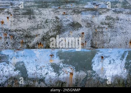 primo piano di 3 grandi tubi metallici in fila Foto Stock