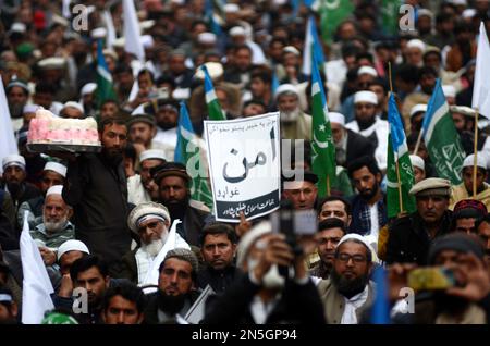 Peshawar, Pakistan. 08th Feb, 2023. Il movimento Jamaat-e-Islami partecipa a una marcia di pace per protestare contro un attentato suicida ad una moschea a Peshawar, Pakistan, il 8 febbraio 2023. I sostenitori del partito politico islamico hanno marciato per chiedere una maggiore sicurezza alle persone dopo un recente attentato suicida ad una moschea, a Peshawar. Il bilancio delle vittime dell'attentato suicida del 30 gennaio è stato rivisto a 84 dall'ispettore generale della polizia KPK Moazzam Jah il 02 febbraio. (Foto di Hussain Ali/Pacific Press/Sipa USA) Credit: Sipa USA/Alamy Live News Foto Stock