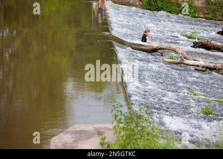 Bambini che giocano allo sbarramento del fiume Diemel, Trendelburg, distretto di Kassel, Assia, Germania Foto Stock