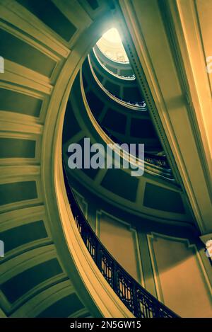 Bella vecchia scala a chiocciola in un vecchio edificio, la storica Alexander Hamilton US Custom House, New York City, USA Foto Stock