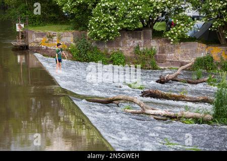 Bambini che giocano allo sbarramento del fiume Diemel, Trendelburg, distretto di Kassel, Assia, Germania Foto Stock