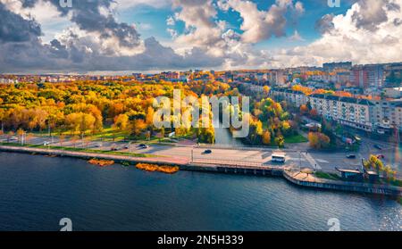 Drammatico paesaggio urbano autunnale della città di Ternopil, Ucraina, Europa. Spettacolare vista mattutina dal drone volante del lago Ternopil. Concetto di viaggio sfondo Foto Stock