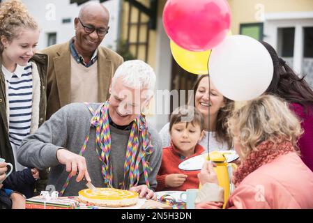 Famiglia che celebra il compleanno del nonno, Baviera, Germania Foto Stock