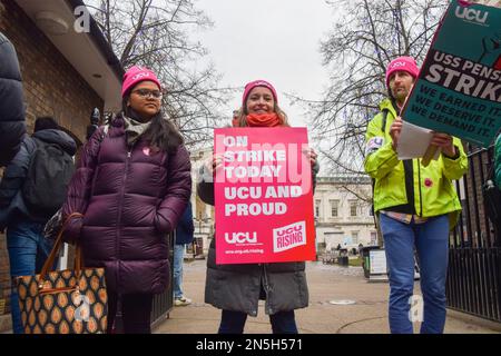 Londra, Regno Unito. 09th Feb, 2023. Un membro dell'University and College Union (UCU) tiene un cartello di sciopero presso il picket al di fuori dell'University College di Londra mentre il personale universitario continua i suoi scioperi sulle condizioni di lavoro e di retribuzione. Credit: SOPA Images Limited/Alamy Live News Foto Stock