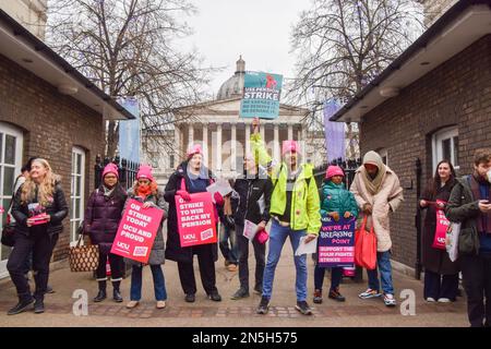 Londra, Regno Unito. 09th Feb, 2023. I membri dell'Università e dell'Unione del Collegio (UCU) hanno un cartello di sciopero presso il picket al di fuori dell'Università di Londra, mentre il personale dell'università continua i propri scioperi sulle condizioni di lavoro e di retribuzione. Credit: SOPA Images Limited/Alamy Live News Foto Stock