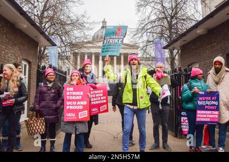 Londra, Regno Unito. 09th Feb, 2023. I membri dell'Università e dell'Unione del Collegio (UCU) hanno un cartello di sciopero presso il picket al di fuori dell'Università di Londra, mentre il personale dell'università continua i propri scioperi sulle condizioni di lavoro e di retribuzione. Credit: SOPA Images Limited/Alamy Live News Foto Stock