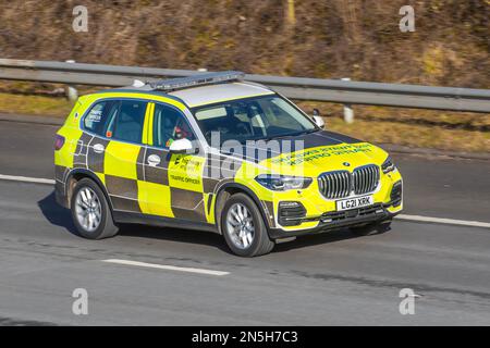 National Highways Agency femmina Traffic Officer alla guida di BMW X5 Xdrive45E XLine Auto SUV veicolo di pattuglia; viaggiando sull'autostrada M6, Regno Unito Foto Stock