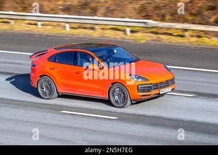 2019 Orange PORSCHE CAYENNE V8 TURBO TIPTRONIC automatico a 3996cc 8 marce; viaggiando sull'autostrada M61 UK Foto Stock