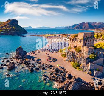 Splendida vista estiva sul castello di Fiuzzi, posizione Praia A Mare. Splendida vista del mare del Mediterraneo al mattino. Spettacolare scena all'aperto d'Italia, EUR Foto Stock