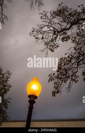 Lampione illuminato contro il cielo crepuscolo Foto Stock