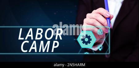 Didascalia concettuale Labor Camp. Concetto che significa una colonia penale in cui viene eseguito il lavoro forzato Foto Stock