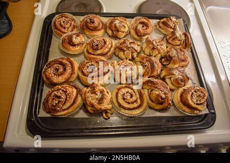 Panini alla cannella svedesi appena sfornati con zucchero perla. Kanelbullar in svedese. Foto Stock