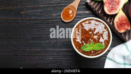 Composizione piatta con deliziosa marmellata di fichi fatta in casa Foto Stock