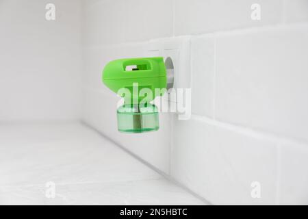 Vaporizzatore elettrico con liquido repellente per insetti inserito nella presa a casa Foto Stock