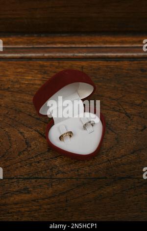 Anelli da sposa in scatola ad anello a forma di cuore Foto Stock