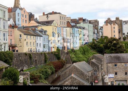 Porto di Tenby e case di città che si affacciano, Tenby, Pembrokeshire, Galles, porto di Tenby, Tenby Wales, Tenby UK, Harbour, Harbour, UK, case, Foto Stock