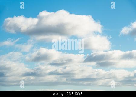 Cielo blu con nuvole bianche Foto Stock