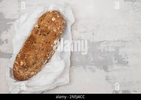 Un gustoso pane fresco con semi e cereali Foto Stock