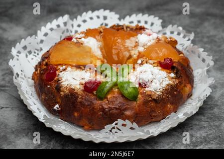 Bolo do Rei o torta del Re, fatta per Natale, tipica torta di Natale portoghese con frutta secca Foto Stock