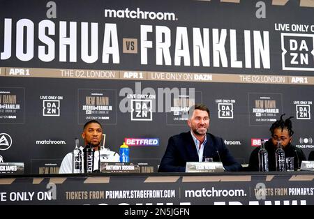 Anthony Joshua, promotore Eddie Hearn e Jermaine Franklin durante una conferenza stampa all'Hilton London Syon Park. Lo scontro di pesi massimi tra Joshua e Franklin si svolgerà alle O2 di sabato 1 aprile. Data immagine: Giovedì 9 febbraio 2023. Foto Stock