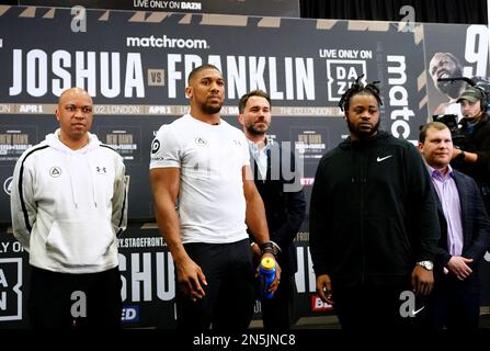 Derrick James, Anthony Joshua, il promotore Eddie Hearn, Jermaine Franklin e il promotore Dmitry salita durante una conferenza stampa all'Hilton London Syon Park. Lo scontro di pesi massimi tra Joshua e Franklin si svolgerà alle O2 di sabato 1 aprile. Data immagine: Giovedì 9 febbraio 2023. Foto Stock