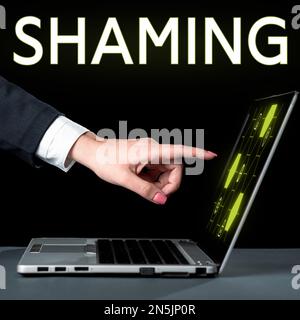 Scrittura a mano testo Shaming. Parola per sottoporre qualcuno a disgrazia, umiliazione, o discredito per esposizione pubblica Foto Stock