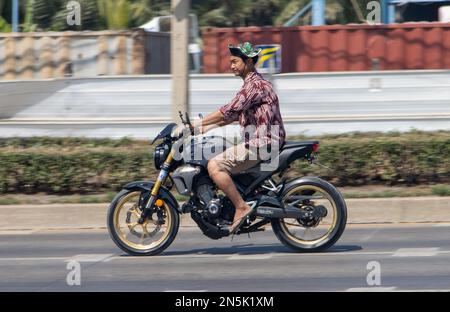 SAMUT PRAKAN, THAILANDIA, 29 2023 GENNAIO, Un uomo cavalca una moto sulla strada della città Foto Stock