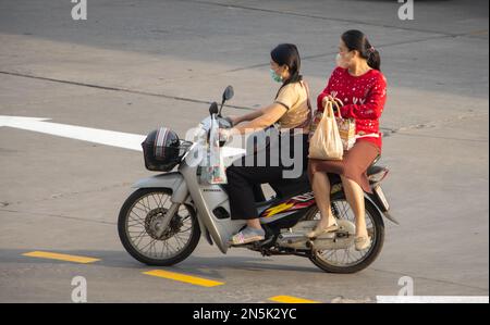 SAMUT PRAKAN, THAILANDIA, 30 2023 GENNAIO, due donne cavalca in moto per strada. Foto Stock