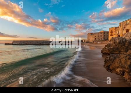 Il pittoresco villaggio balneare di Cefalù al crepuscolo, in Sicilia Foto Stock