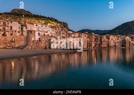 Il pittoresco villaggio balneare di Cefalù al crepuscolo, in Sicilia Foto Stock