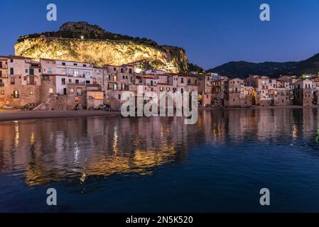 Il pittoresco villaggio di mare di Cefalù al calar della notte, in Sicilia Foto Stock