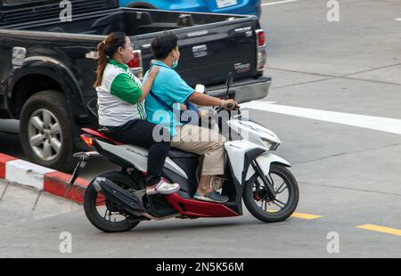 SAMUT PRAKAN, THAILANDIA, 03 2023 FEBBRAIO, la coppia cavalca in moto per strada. Foto Stock