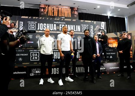 Derrick James, Anthony Joshua, il promotore Eddie Hearn, Jermaine Franklin e il promotore Dmitry salita durante una conferenza stampa all'Hilton London Syon Park. Lo scontro di pesi massimi tra Joshua e Franklin si svolgerà alle O2 di sabato 1 aprile. Data immagine: Giovedì 9 febbraio 2023. Foto Stock