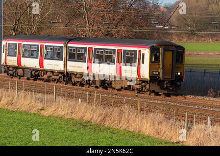 Trasporto per il treno diesel DMU di classe 150 del Galles sulla linea principale della West Coast a Winwick. Foto Stock