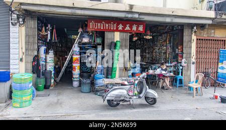 SAMUT PRAKAN, THAILANDIA, FEB 04 2023, Shop con oggetti per la costruzione e la manutenzione Foto Stock