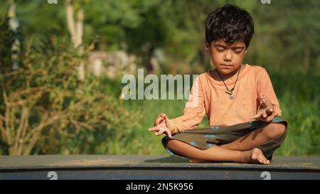 Lezioni di yoga all'aperto. Yoga per bambini. Concetto di stile di vita sano. Foto Stock