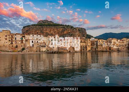 Il pittoresco villaggio balneare di Cefalù al crepuscolo, in Sicilia Foto Stock