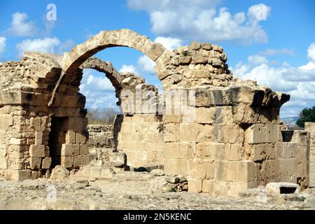 PAPHOS, CIPRO - Gennaio 29 2023: Vista sulle rovine di Saranda Kolones di Pafo sull'isola di Cipro. Il Parco Archeologico di Paphos a Cipro è un patrimonio mondiale dell'UNESCO Foto Stock