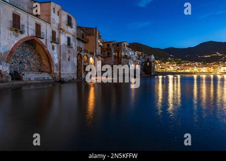 Cefalù la sera, Sicilia Foto Stock