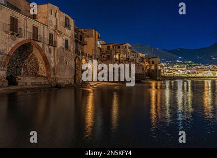 Il pittoresco villaggio di mare di Cefalù di notte, in Sicilia Foto Stock