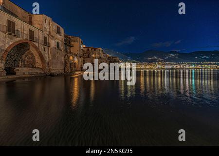 Il pittoresco villaggio di mare di Cefalù di notte, in Sicilia Foto Stock