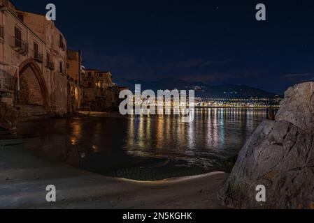 Cefalù di notte, Sicilia Foto Stock